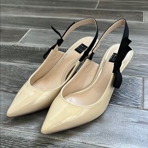 NIB WHBM Elegant Beige Patent Kitten Heeled Slingbacks w/Black Ribbon Bow